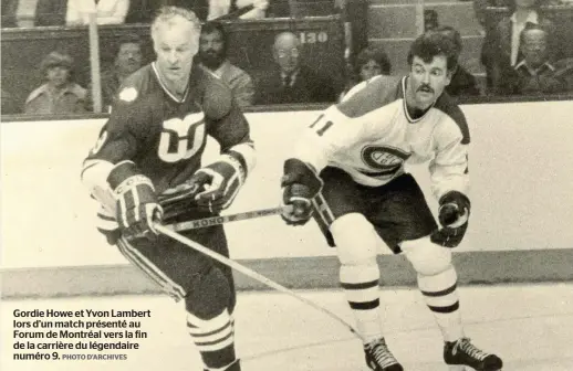  ?? PHOTO D’ARCHIVES ?? Gordie Howe et Yvon Lambert lors d’un match présenté au Forum de Montréal vers la fin de la carrière du légendaire numéro 9.