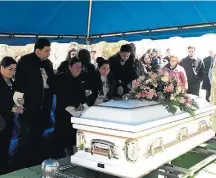  ?? MICHAEL E. MILLER./ WASHINGTON POST ?? Crime. Funeral de Damaris Reyes Rivas, morta a facadas
