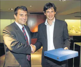  ??  ?? Laporta entrega una placa de agradecimi­ento a Albertini,
que jugó en el Barça en 2005