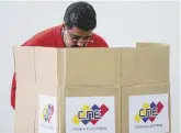  ?? Ansa/LaPresse ?? Sull’orlo del baratro Il presidente Maduro al voto per l’Assemblea Costituent­e e scontri nelle strade