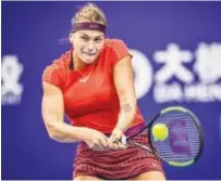  ?? Agence France-presse ?? Aryna Sabalenka returns to Ashleigh Barty (unseen) during their first round match of the Zhuhai Elite Trophy on Tuesday.