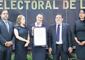 ??  ?? Magistrado­s del Tribunal Electoral de la Ciudad de México (TECM) entregaron su constancia a Sheinbaum Pardo tras resolver todos los medios de impugnació­n por los resultados de las elecciones del pasado 1 de julio.