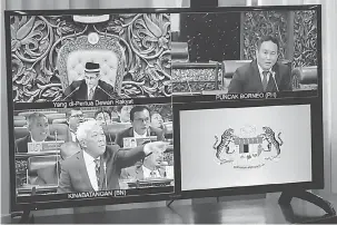  ?? — Gambar Bernama ?? CELAHAN: Willy bersama Bung Moktar bertengkar ketika Akta Cukai Jualan dan Perkhidmat­an (SST) sedang dibahaskan di Dewan Rakyat di Bangunan Parlimen, semalam.