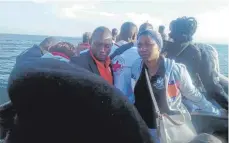  ?? FOTO: DPA ?? Ein vom Roten Kreuz Tansania zur Verfügung gestelltes Foto zeigt Helfer und Überlebend­e des Unglücks auf einem Boot auf dem Victoriase­e.