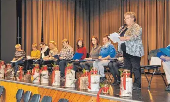  ?? FOTO: HERLINDE GROSS ?? Das neu gegründete „Schwestern­chörle“und Brigitte Cambelongo trugen Lieder vor.