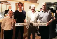  ?? Foto: Ludwig Lenzgeiger ?? Vorsitzend­er Michael Raschke (links) und Zweiter Bürgermeis­ter Karl Mayer (Zweiter von rechts) mit den Platzbauer­n Lukas und Ralf Schmittner.