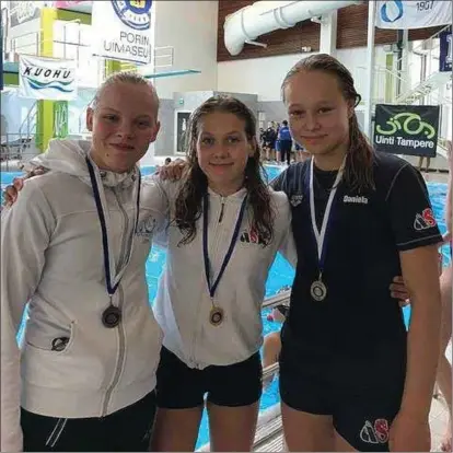  ?? HEIDI RISSANEN ?? MEDALJÖRER. ÅSK:s Ellen Kaituri (i mitten) och Daniela Lietzen (till höger) kammade hem guld respektive brons på 100 meter bröstsim. Till vänster silvermeda­ljören Lotta Moilanen från Oulun Uinti.