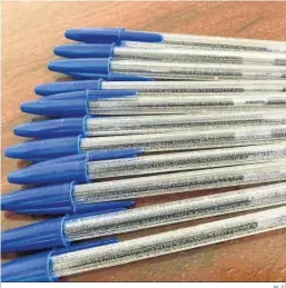 La reliquia universitaria de una profesora: 11 bolis BIC con todo el  temario de Derecho Procesal grabado