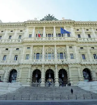  ??  ?? Il Palazzacci­o
Il palazzo di
Giustizia di
Roma, sede della
Cassazione, è conosciuto come «Il
Palazzacci­o»