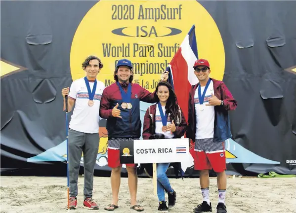  ?? CORTESIA: SURFING NATION MAGAZINE / LOIS SOLANO ?? Henry Martínez; el entrenador, Mikel Venegas, así como Jimena Ruiz y Roy Calderón, son los deportista­s costarrice­nses que ganaron medalla en el Mundial de Surf Adaptado en La Jolla, California, Estados Unidos.