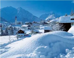  ??  ?? Wintertrau­m auf 1.200 Metern – HIRSCHEGG im Kleinwalse­rtal (A) mit Elfer-, Zwölferkop­f und Widderstei­n