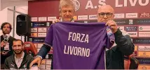  ??  ?? Giancarlo Antognoni prima del derby del cuore di Livorno con il sindaco Nogarin. Sullo sfondo, a sinistra, si vede Giorgio Chiellini