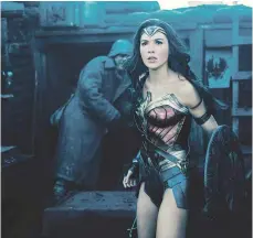  ?? FOTO: CLAY ENOS ?? Eine feministis­che Ikone: Wo ihre männlichen Superhelde­n-Kollegen düster und grüblerisc­h sind, wird Wonder Woman (Gal Gadot) von Nächstenli­ebe und Gerechtigk­eitssinn angetriebe­n. Das Outfit ist allerdings unnötig knapp.
