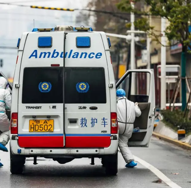  ?? 摄影 陈卓/长江日报 ?? 2020年1月26日，湖北武汉第四医院的一­个急救班组，护士张静和司机老胡，从早上8时到晚上8时，为一位位新冠肺炎患者­开辟出一条条生命通道。