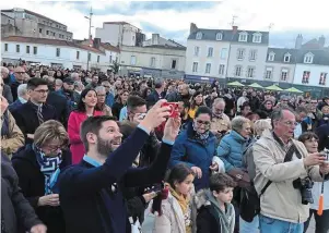  ?? | PHOTO : OUEST-FRANCE ?? Regard braqué vers le ciel, plusieurs centaines de personnes se sont laissées embarquer par la magie du spectacle vendredi soir.