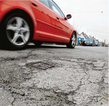  ?? Foto: Wyszengrad ?? Der Siedlerweg in der Hammerschm­iede muss saniert werden. Die Anlieger werden sich finanziell daran beteiligen müssen. Doch die wehren sich gegen die hohe Belastung – und wollen, dass die Kosten auf mehr Schultern verteilt werden.