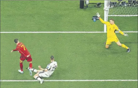  ?? Foto: SIRVENT ?? Morata, en el instante de conectar su bota para firmar el gol con el que España se avanzó ante alemania. alba le puso un pase de oro