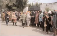  ?? -APP ?? LAHORE
A large number of women in a queue to get flour bag on subsidies rate.