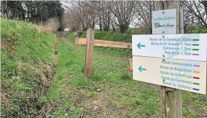  ?? PHOTO OUEST-FRANCE ?? Pour ne pas se perdre en forêt, mieux vaut suivre la Samsonnais­e.