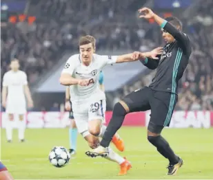  ?? — Gambar AFP ?? CEDERA: Winks (kiri) berdepan tentangan sengit daripada pemain Real Madrid, Casemiro ketika beraksi pada perlawanan Liga Juara-Juara di Wembley, London pada 1 November lepas.