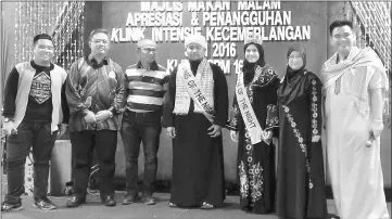  ??  ?? Dr Annuar (third left), Abdul Hakim (second left) and others with the ‘King’ and ‘Queen of the Night’.