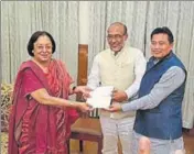  ?? HT ?? Governor Najma Heptulla hands over the letter of invitation to N Biren Singh (centre) at Raj Bhavan in Imphal on Tuesday.
