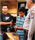  ?? ADI WIJAYA/JAWA POS ?? DIBEKUK: Johan (kiri) dan Gio bersama barang bukti motor curian di Mapolsek Driyorejo.