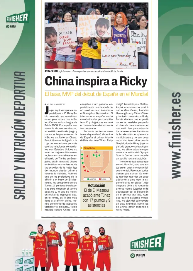  ??  ?? ATRACCIÓN. Aficionada­s chinas portan pancartas de ánimo a Ricky Rubio.