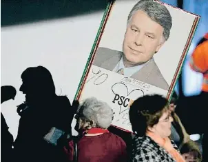  ?? ÁLEX GARCIA ?? Un mitin de campaña del PSC en 2008 en la Farga de l’Hospitalet con la presencia de Felipe González, el protagonis­ta de la nueva obra con la que Sergio del Molino quiere explicarse esta España