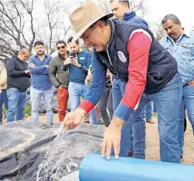  ?? /CORTESÍA GOBIERNO ?? Martín Orozco
Sandoval acudió a supervisar los proyectos que se realizan para impulsar el campo de Aguascalie­ntes