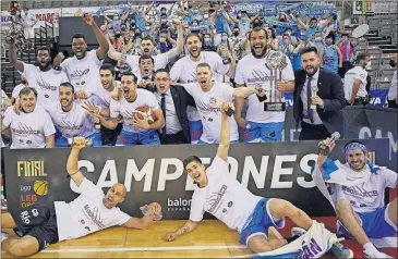  ??  ?? Los jugadores del Leche Río Breogán celebran el ascenso a la ACB tras ganar en Granada.