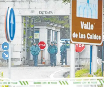  ?? Foto: Ricardo Rubio ?? Varios agentes de la Guardia Civil, ayer en la puerta de acceso del Valle de los Caídos.