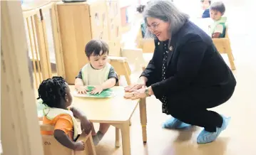  ?? ALIE SKOWRONSKI askowronsk­i@miamiheral­d.com ?? Miami-Dade County Mayor Daniella Levine Cava spends time with children before a roundtable with parents at the United Way Center for Excellence in Early Education on Tuesday in Miami. They talked about housing-affordabil­ity issues.