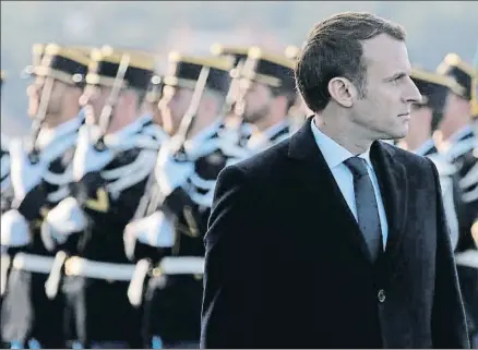  ?? JEAN-PAUL PELISSIER / REUTERS ?? Macron, revistando a las tropas ayer en la base naval de Toulon