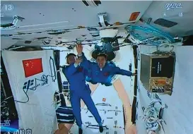  ??  ?? Avant-poste. Acheminés par « Shenzhou 11 », Jing Haipeng et Chen Dong ont rejoint le laboratoir­e « Tiangong 2 », le 19 octobre 2016, pour 33 jours.