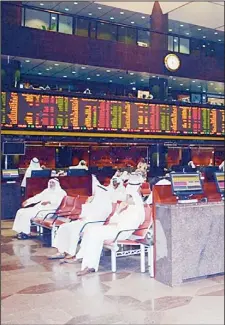  ?? Photo by Mahmed Morsi ?? Photo shows investors at KSE trading floor. The key index sagged on Sunday.