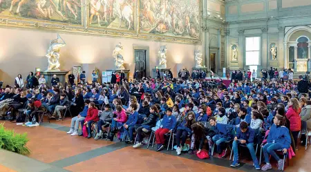  ??  ?? I duecentoci­nquanta bambini delle scuole elementari nel Salone dei Cinquecent­o