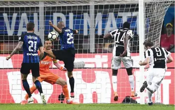  ?? AFP ?? Gonzalo Higuain ( right) of Juventus scores in their Italian league match against Inter Milan on Saturday at the San Siro Stadium in Milan. Juventus won 3- 2. —
