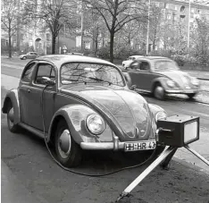  ?? Foto: Lothar Heidtmann, dpa ?? Ein Käfer verdeckt die Radarfalle: Geschwindi­gkeitskont­rolle in Hamburg im Jahr 1958. Tempo 50 in Ortschafte­n war da noch ziemlich neu.