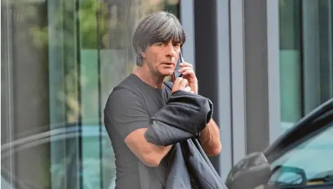  ?? Foto: Boris Roessler, dpa ?? Bundestrai­ner Joachim Löw traf sich am Dienstag in der Frankfurte­r Zentrale der Deutschen Fußball Liga DFL mit den Managern aus der Bundesliga, um das schwache WM Abschneide­n aufzuarbei­ten.