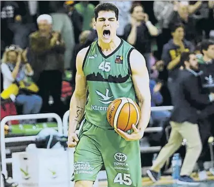  ?? FOTO: CÁCERES CB ?? Celebració­n
Jorge Bilbao muestra su alegría durante el partido liguero del equipo cacereño frente al Breogán