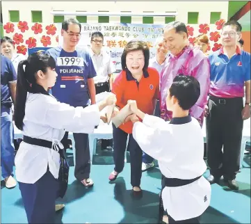  ??  ?? Lau (centre) delivers the opening chop in the championsh­ip. At second right is Tang.