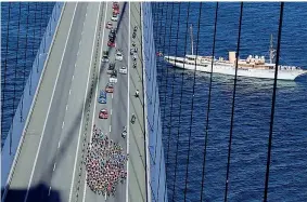  ?? (Afp) ?? Sospesi Il gruppo del Tour impegnato in Danimarca sul ponte di 18 km, il più lungo d’Europa