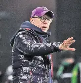  ??  ?? Peter Stöger dirigiert heute beim ersten Training im Frühjahr.