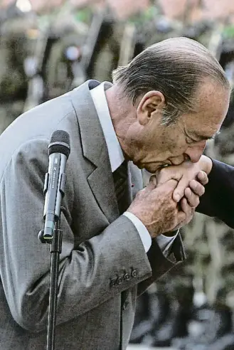  ?? ?? Chirac va ser el primer president francès amb qui Merkel va tractar. Cavaller a l’antiga, sempre la saludava de la mateixa manera