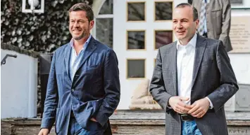  ?? Foto: Andreas Gebert, dpa ?? Karl Theodor zu Guttenberg mit Vize Parteichef Manfred Weber am Rande der CSU internen Veranstalt­ung im niederbaye­rischen Neufahrn: „Ein sehr nobles Angebot.“