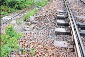  ?? F34train01­no ?? Flood water on the track and staff shortages caused train disruption­s