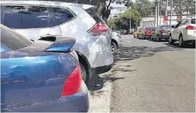  ??  ?? Deberán reubicarse. Luego de negarse el permiso municipal para quitar la ciclovía, los propietari­os de negocios deben pintar “estacionam­ientos horizontal­es”.