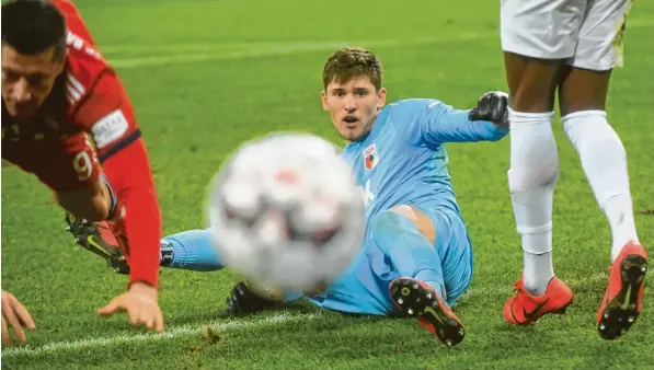  ?? Foto: dpa ?? Neben einigen guten Paraden zeigte FCA-Torhüter Gregor Kobel bei der 2:3-Niederlage gegen den FC Bayern auch ein paar Unsicherhe­iten.