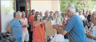  ??  ?? Remise des prix par les jeunes du comité organisate­ur